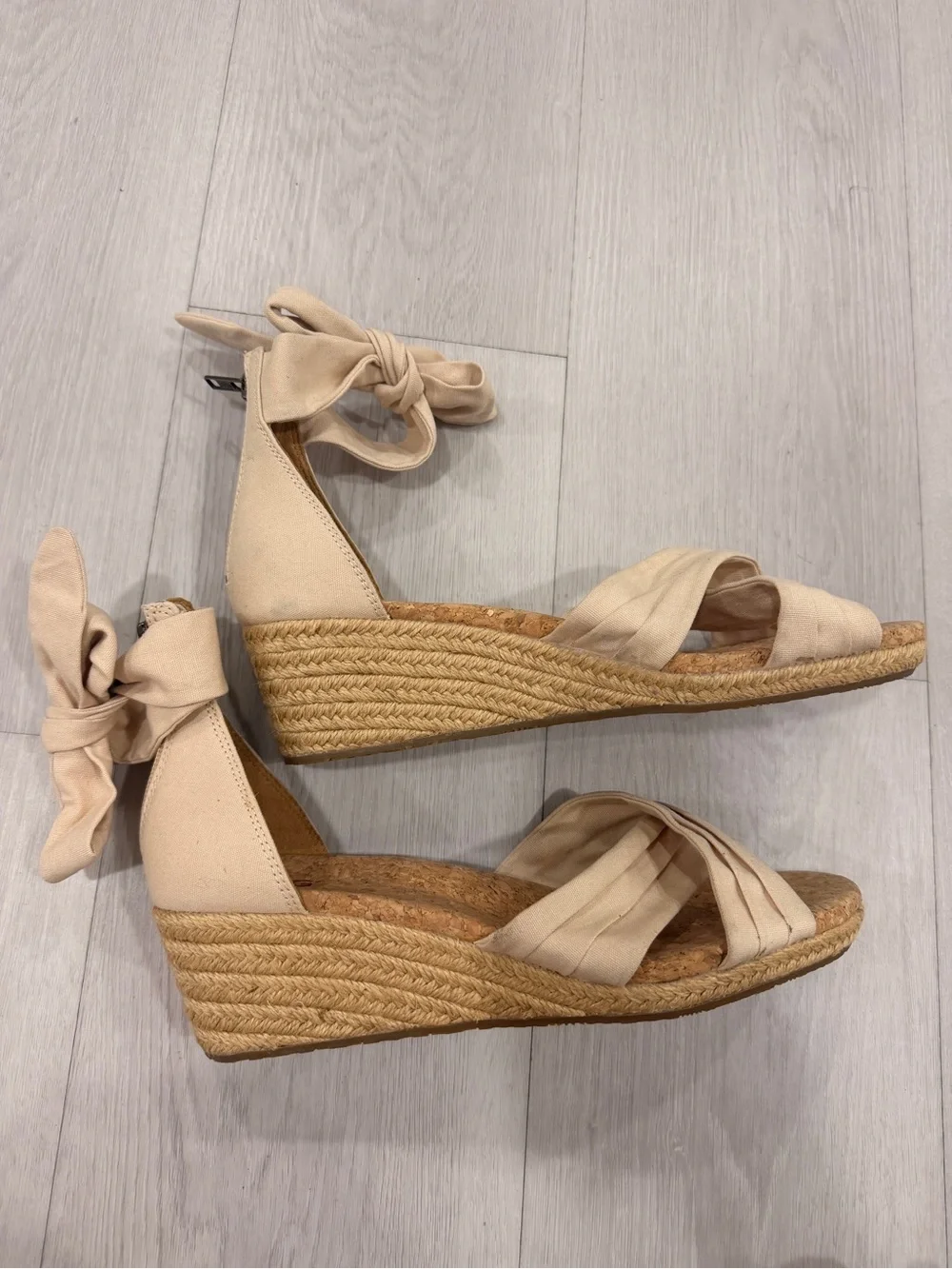 UGG Yarrow Espadrille Wedge Sandals Size 10 Beige Bow Ankle